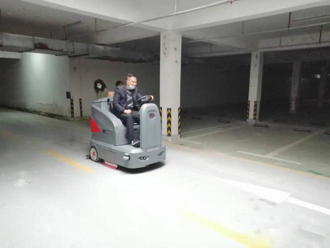 运城小区物业保洁不用人力改用驾驶式洗地机了